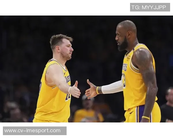 慈世平分享湖人亲子活动瞬间感谢东契奇詹姆斯与孙女合影留念