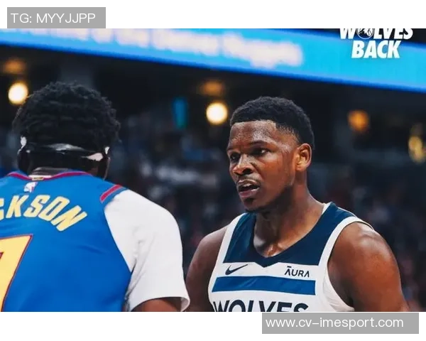 爱德华兹半场表现出色11投6中三分命中率高达40贡献15分3板3助